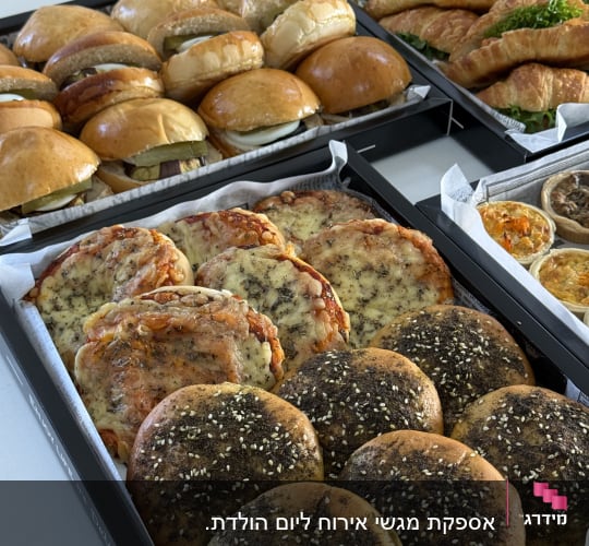 מגשי מאפים ולחמים מגוונים לאירוח